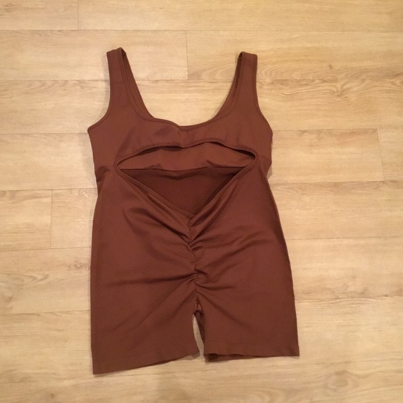 Workout V Back Scrunch Yoga Romper Size XL - Picture 6 of 7
